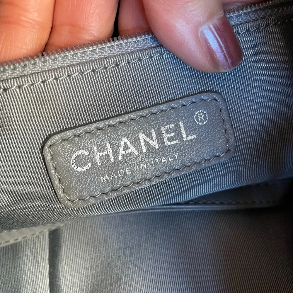 💯% Authentic Chanel hobo crossbody bag - Picture 9 of 17
